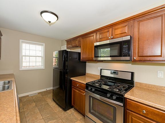 5th image of 147 Old Farm Ln