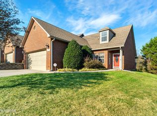 370 Meadow Walk Ln, Lenoir City, TN 37772