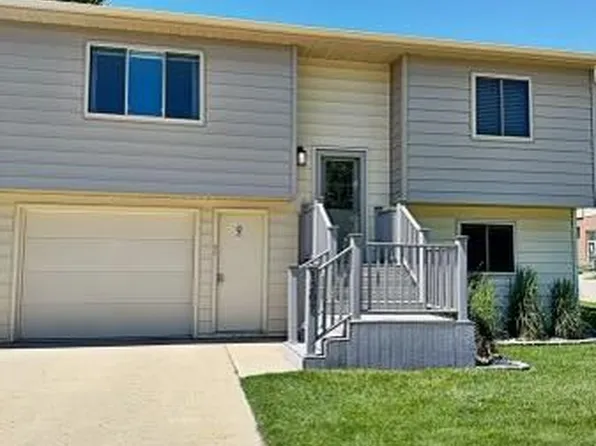 1207 E Ridge Ct, Williston, ND 58801