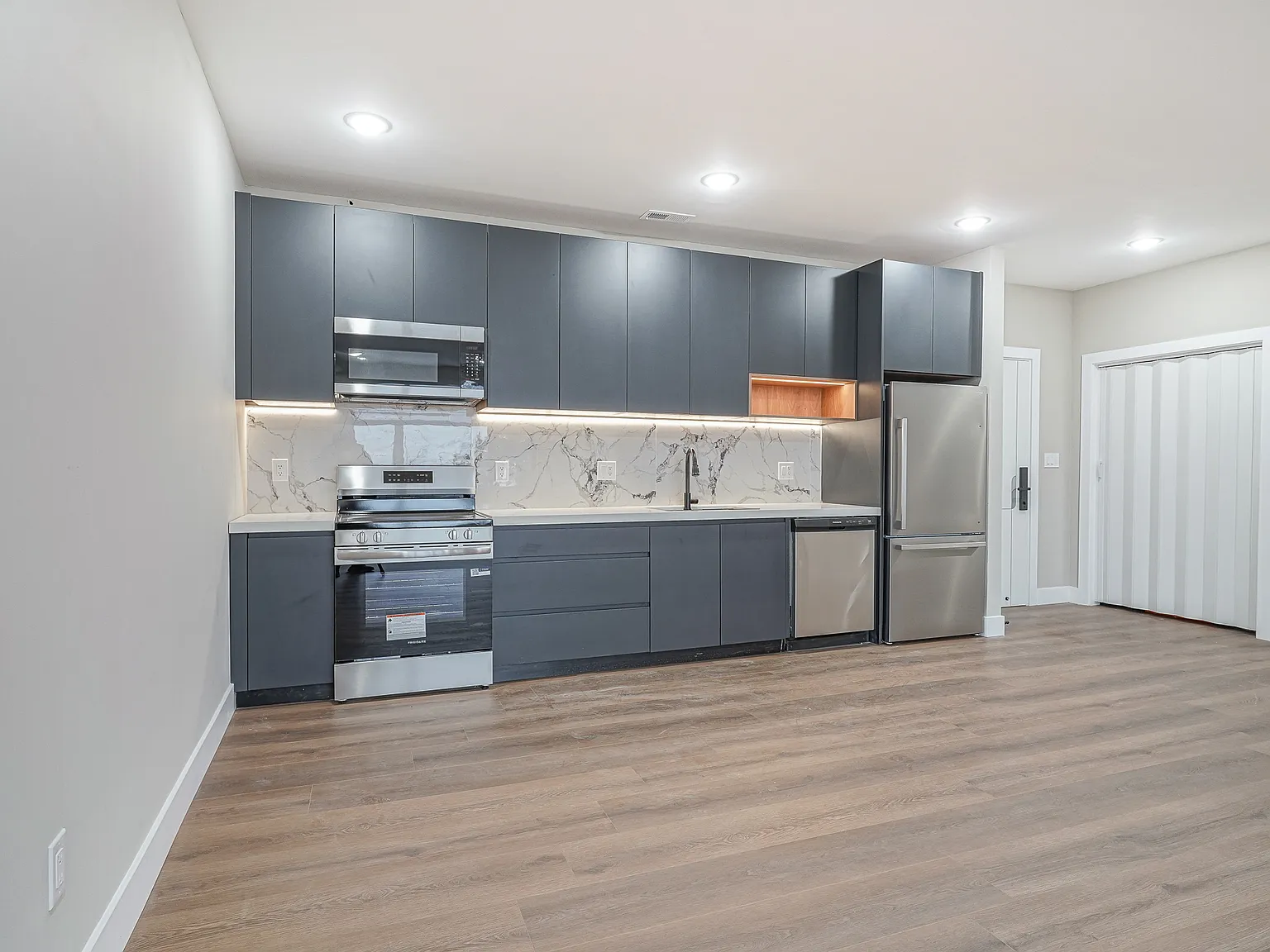 2 bed, 800 sqft, $1,800 — Photo 3