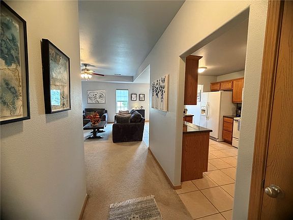 5th image of 607 Persimmon St SW