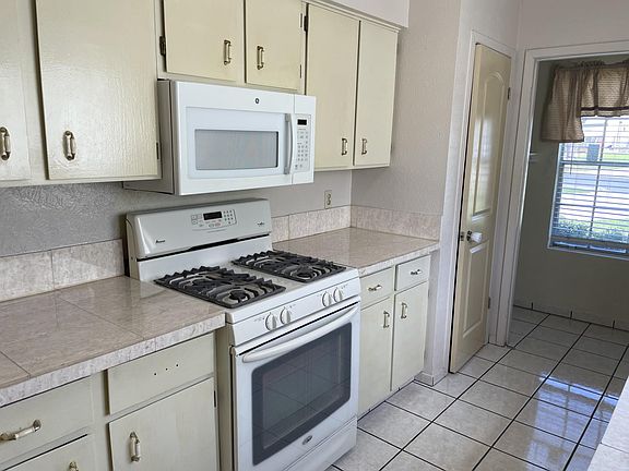 5th image of 307 Hickok Ct