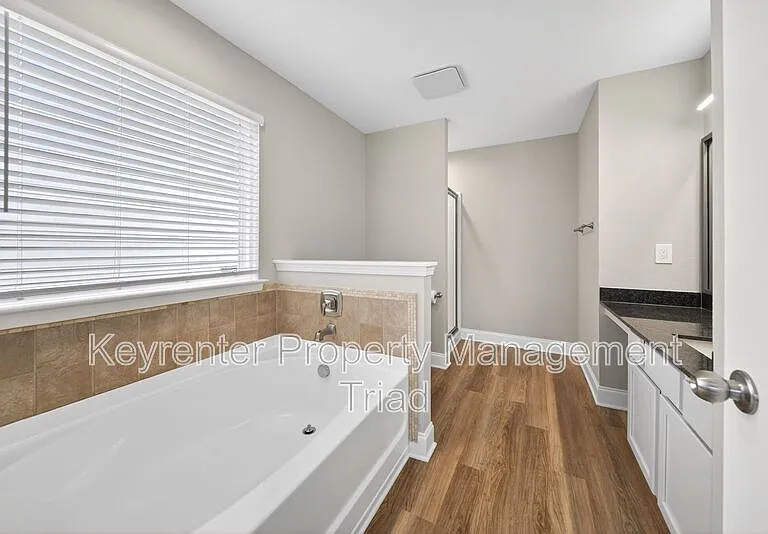 1153 Hawick Dr — Photo 35