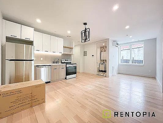 1st image of 922 Dekalb Ave #2R