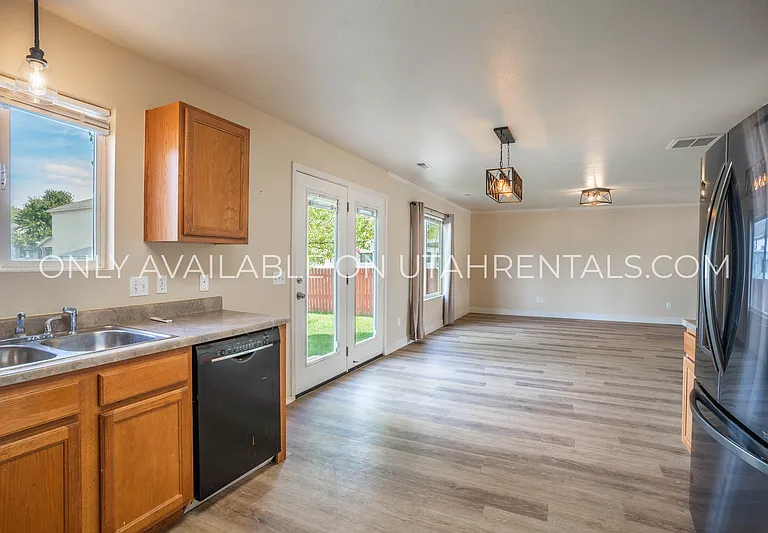 215 S 1050 W — Photo 12