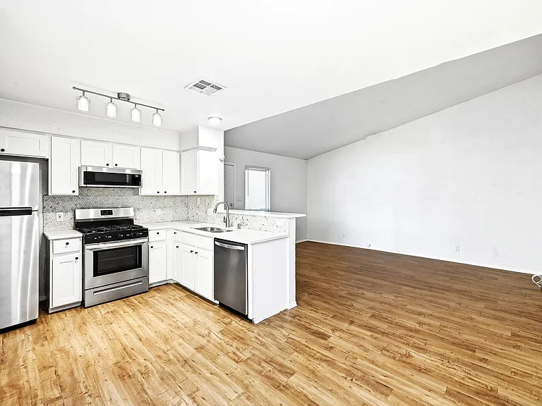 10604 Lanshire Dr #B — Photo 11