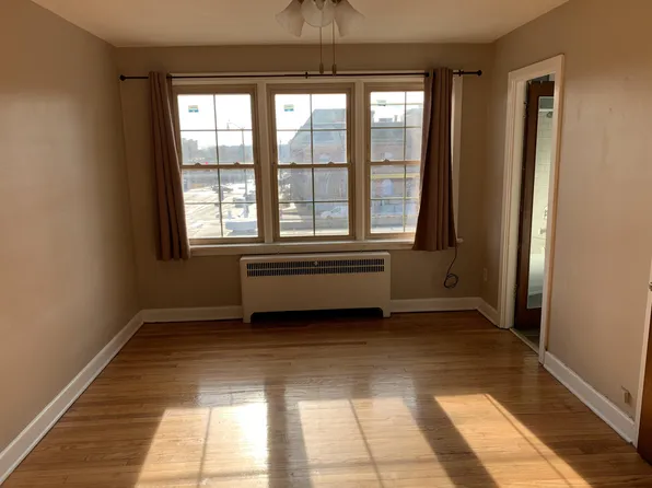 114 N Spring St #3, Elgin, IL 60120