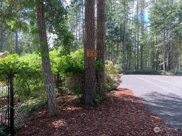21 N White Way Lane, Hoodsport, WA 98548