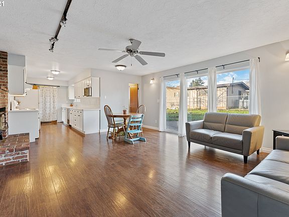 4th image of 318 NW Hazel Dell Way
