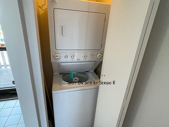 3rd image of 1714 W Montrose Ave APT 2