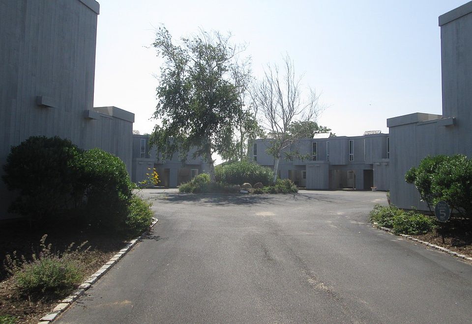 1st image of 29 Fairway Pl Unit 18