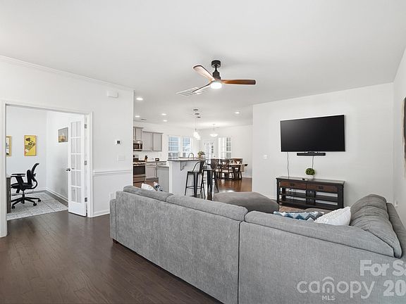 4th image of 6078 Cloverdale Dr