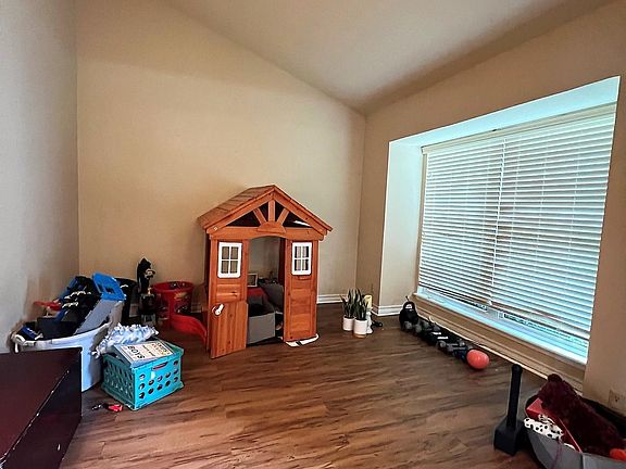 5th image of 401 Forrestburg Dr
