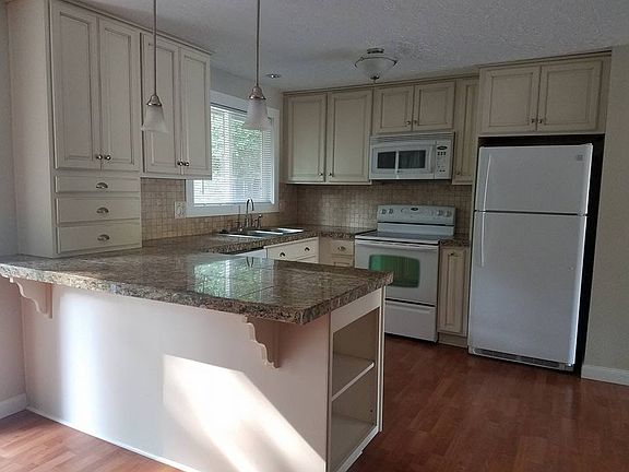 Gorgeous custom Thomasville kitchen with granite