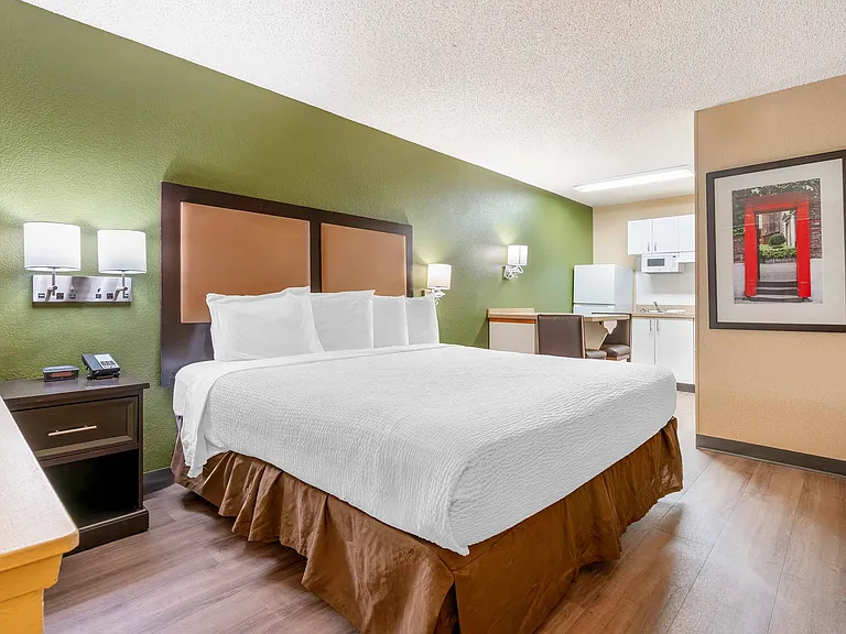 Deluxe Studio - 1 King Bed