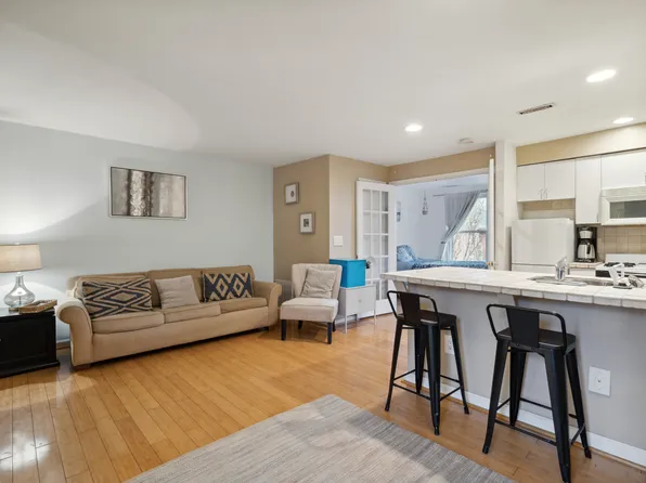 1828 Green St APT 3F, Philadelphia, PA 19130