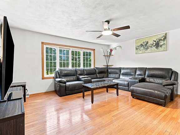 5th image of 105 Spruce Dr