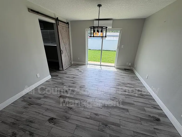 2320 Surrey Ln — Photo 6
