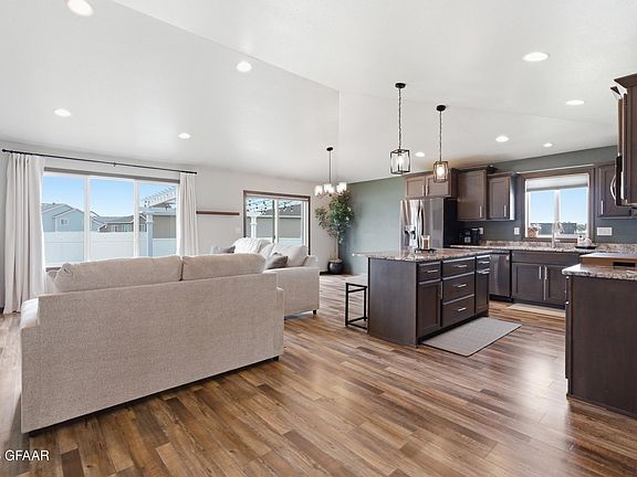 5th image of 1023 58th Ave S