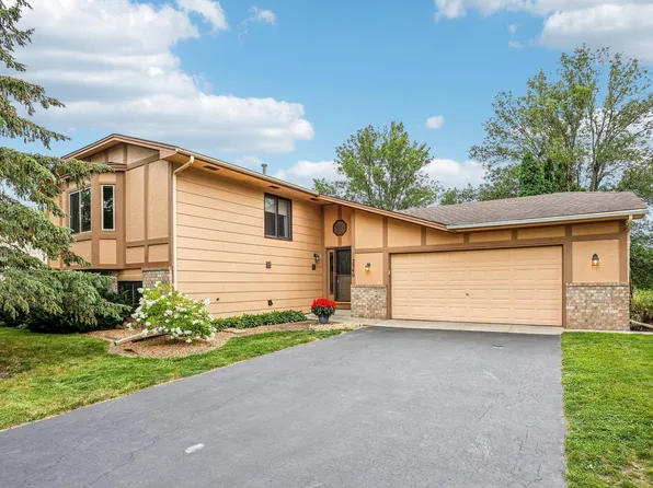 2340 Maxwell Ln, Chaska, MN 55318