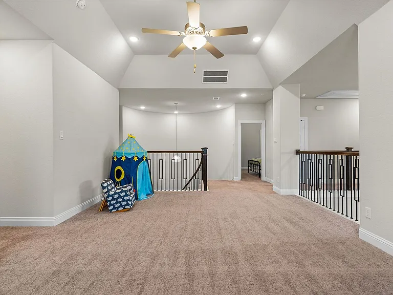 217 Longwood Dr — Photo 34