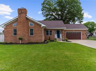 381 Lauretta Ln, Hubbard, OH