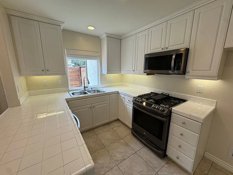 3231 Royal Oaks Dr — Photo 3