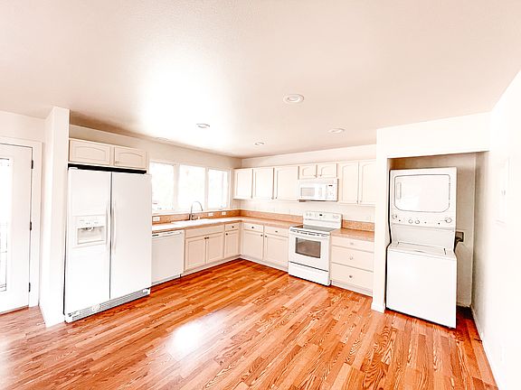 Kitchen & Washer/Dryer