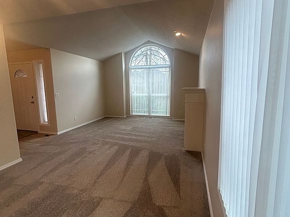 4th image of 1139 Chardonnay Loop NE