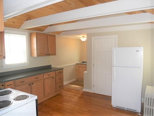 kitchen (no dishwasher)