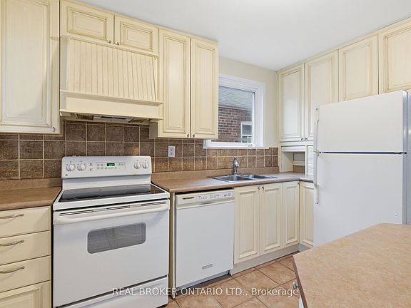 3rd image of 475 Kingswood Rd