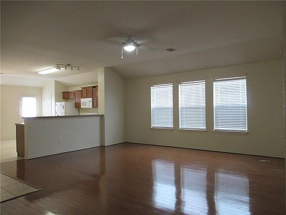 3rd image of 3011 Eastwood Dr