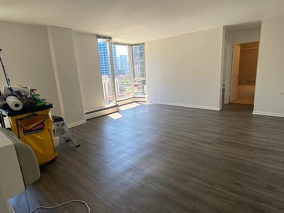 3rd image of 822 N Dearborn St #2802