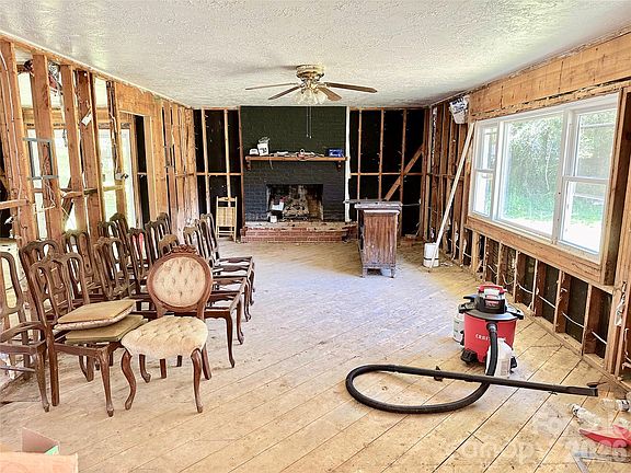 4th image of 402 Blue Ridge Rd