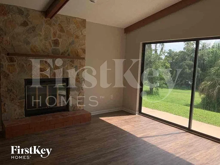 1451 Oak Pl — Photo 2