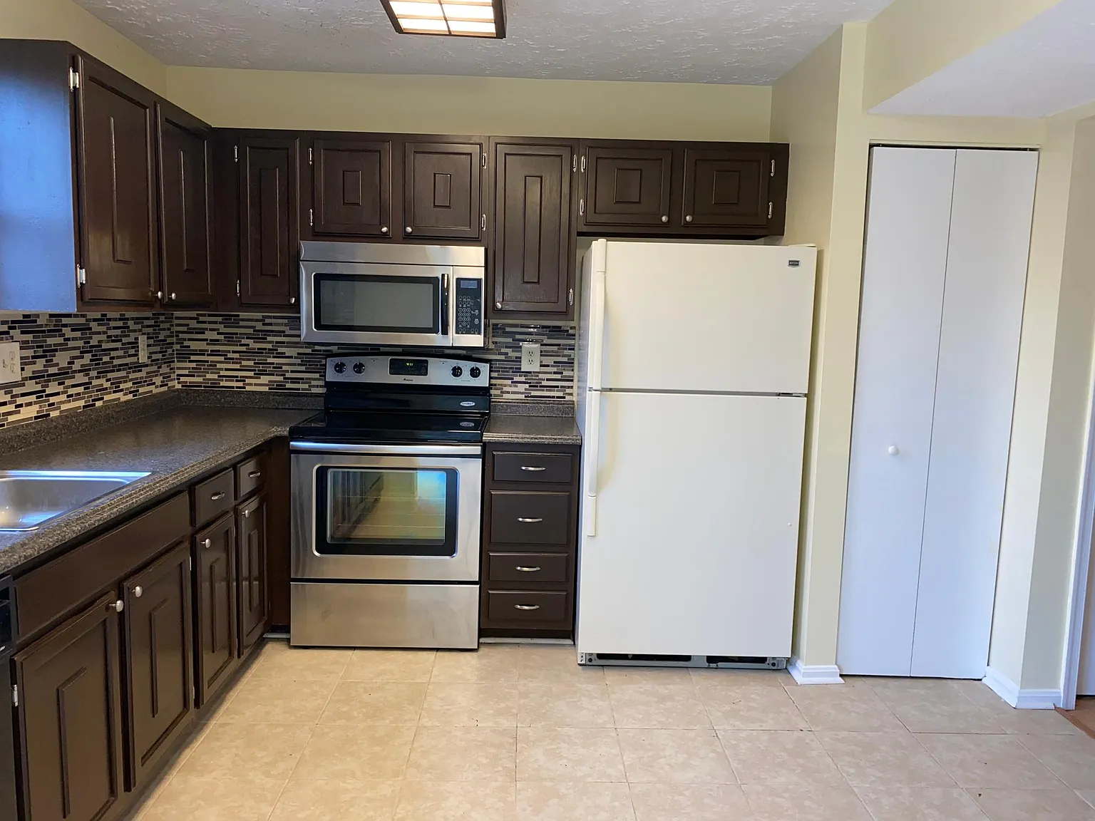 3 bed, 1.5 bath, 1300 sqft, $2,000 — Photo 4
