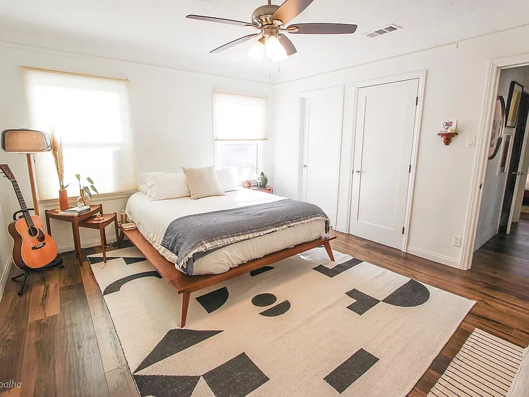 1852 S Redondo Blvd — Photo 11