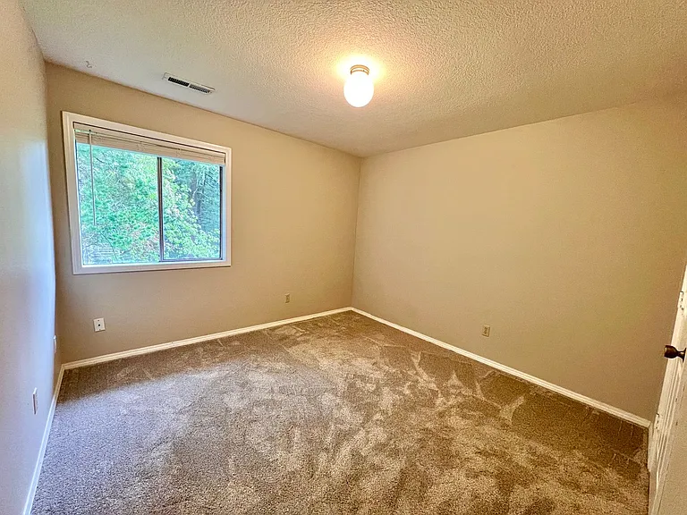 Remodeled 3BR in Mountain Park | Primary Suite + Deck | Lake Oswego — Photo 10