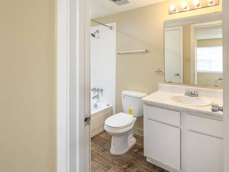 Oak Manor Apartment Homes — Photo 7