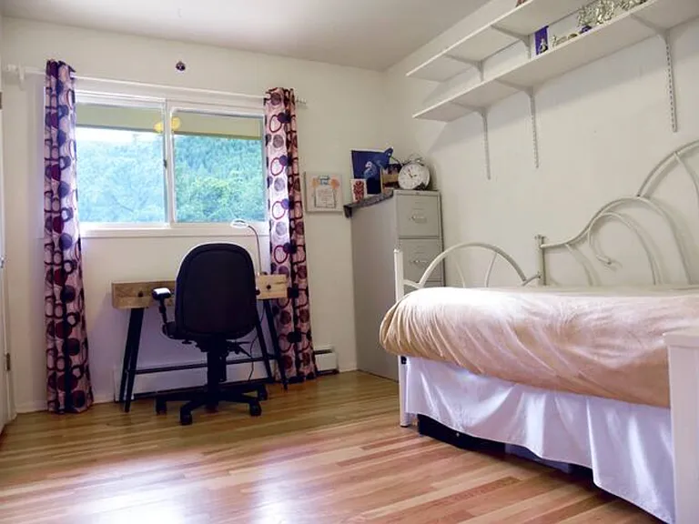 Bedroom. Twin bed and office space with High speed internet Starlink. Private office space