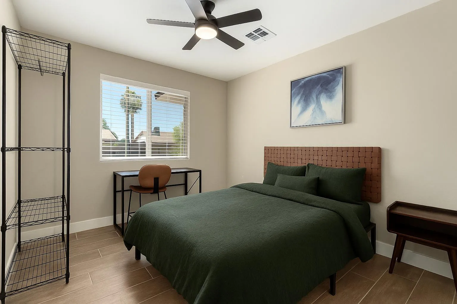 4 bed, 5.0 bath, 1968 sqft, $832 — Photo 1