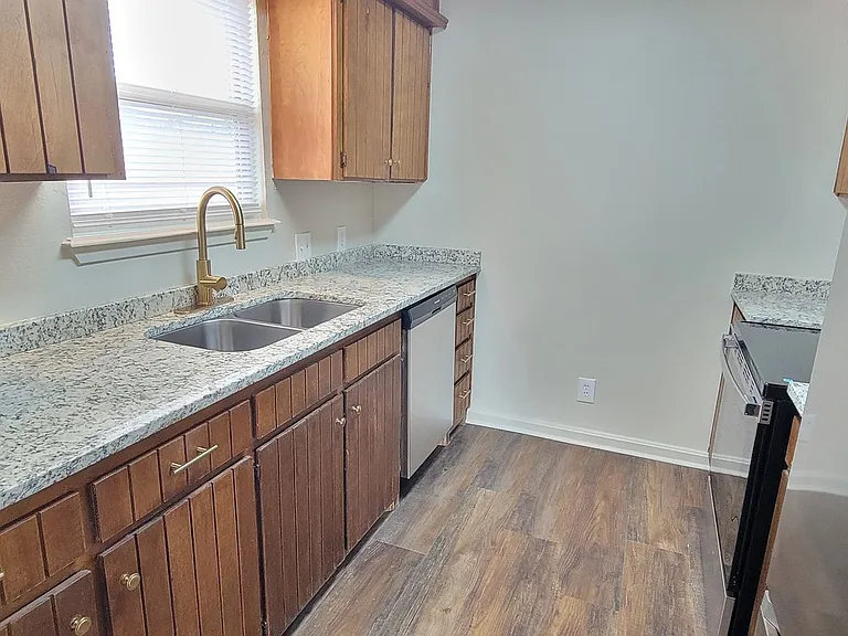 800-804 Laurelwood Dr — Photo 6