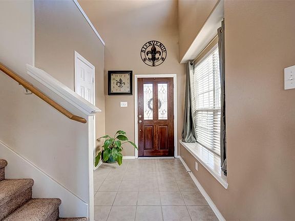 Entry foyer perfect to great guests!