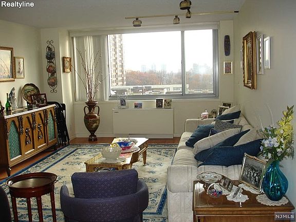 4th image of 1600 Parker Ave APT 2C