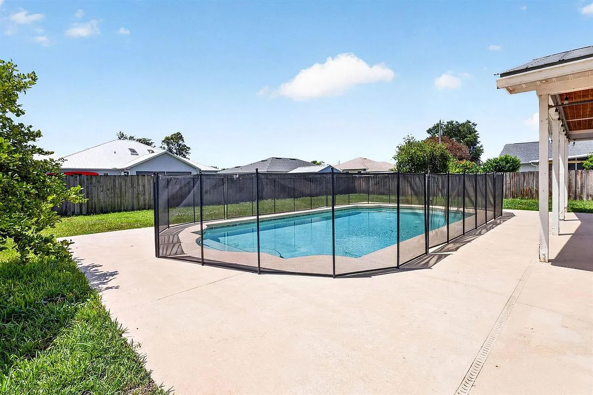 3 bed, 2.0 bath, 1320 sqft, $3,000 — Photo 2