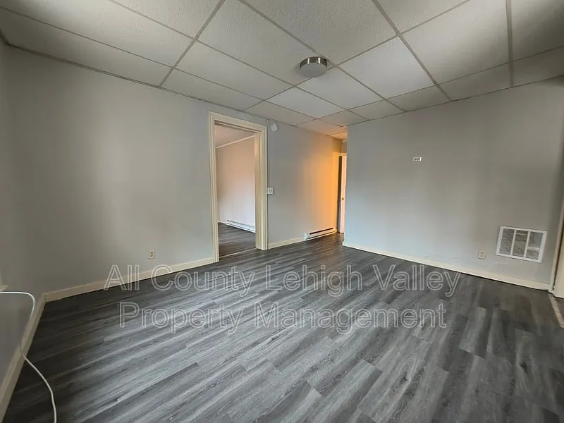2 bed, 1.0 bath, 1100 sqft, $1,450 — Photo 2