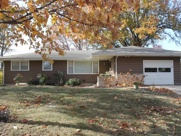 725 Midland Ave, Manhattan, KS 66502