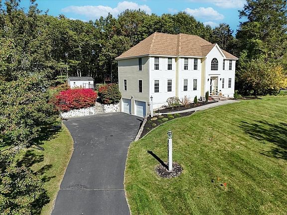 2nd image of 4 Hemlock Ln