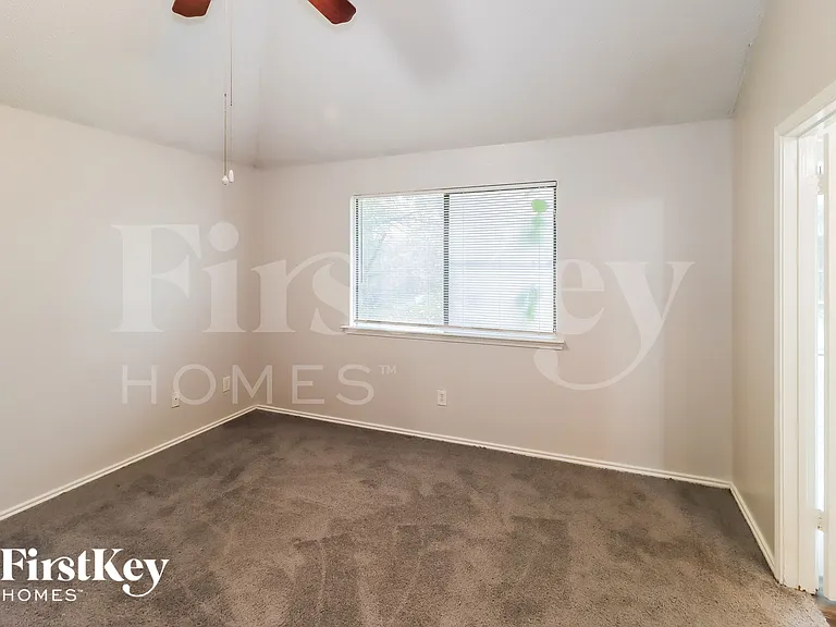3200 Creekwood Ln — Photo 8