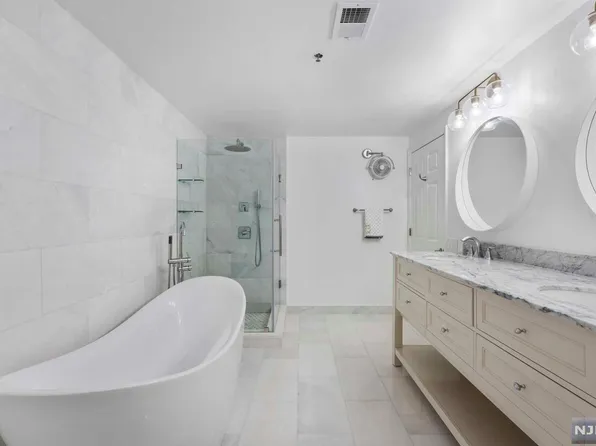 605 Stockton Ct #Ph5, Edgewater, NJ 07020